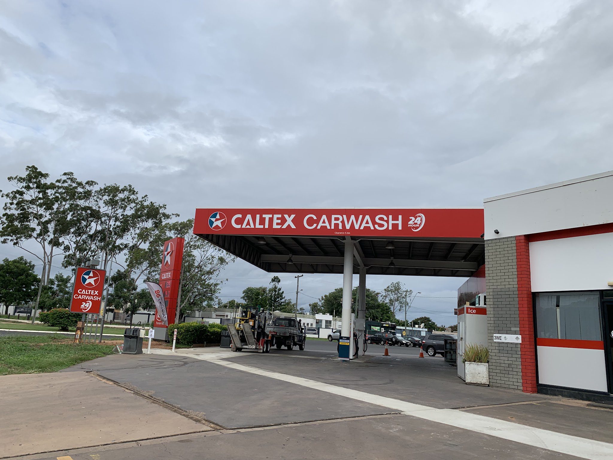 Ampol Moranbah Petrol Station , Kebab & Pizza ,Restaurant(Australian Cuisine), Asian Grocery ,Toys And Car Wash