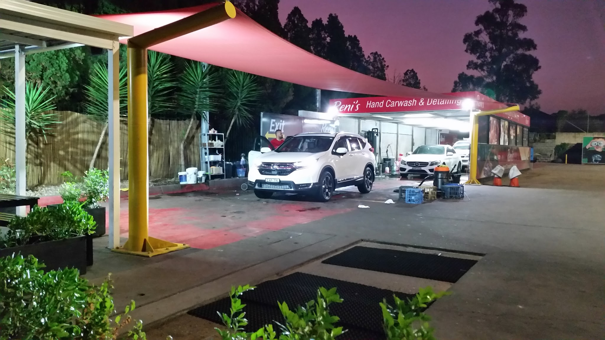 Reni’s Car Wash
